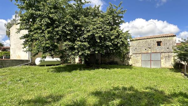 CHARMANTE LONGÈRE  SITUÉE AU CALME