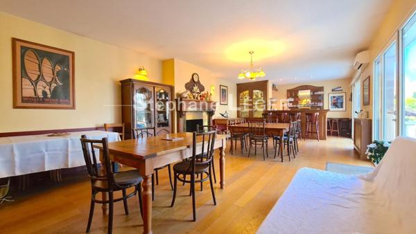 Maison Sauzet 10 pièce(s) 220 m2