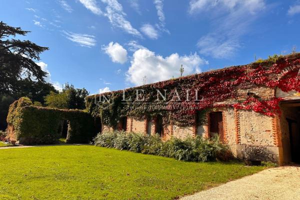 PROCHE DE NANTES, BEAU MANOIR DU XVIIème SIÈCLE AVEC DEUX LOCATIFS