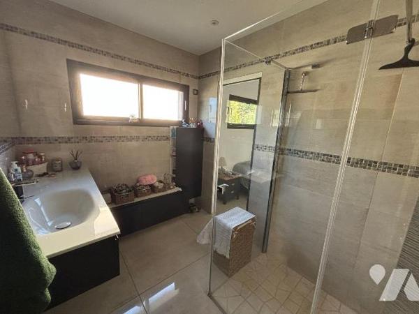 A VENDRE, Gironde, proche Bordeaux, PAREMPUYRE proche du centre, dans une rue calme, Belle mais...