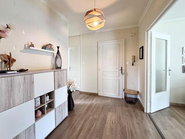 Grand T4 rénové avec ses 2 garages, ses 2 jardins et sa cave