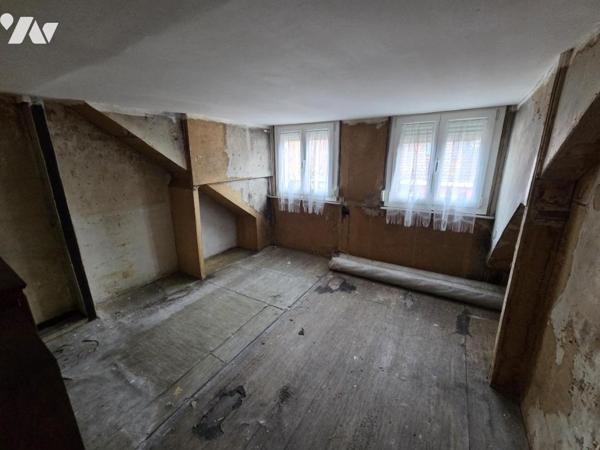 LILLE CORMONTAIGNE  MAISON 1930 A RENOVER - 2 CHAMBES + BUREAU + PETITE COUR