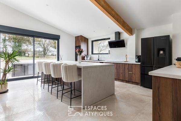 Maison en pierre de caractère à la rénovation contemporaine