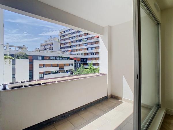 PORTE DOREE - BOIS DE VINCENNES - T4 (2 chambres) avec LOGGIA + PARKING + CAVE