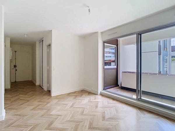 PORTE DOREE - BOIS DE VINCENNES - T4 (2 chambres) avec LOGGIA + PARKING + CAVE