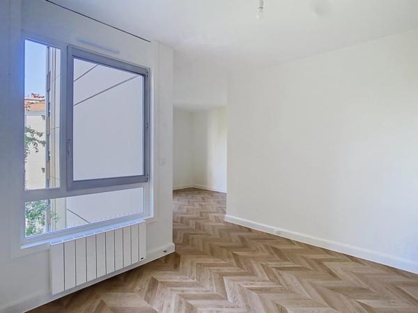 PORTE DOREE - BOIS DE VINCENNES - T4 (2 chambres) avec LOGGIA + PARKING + CAVE