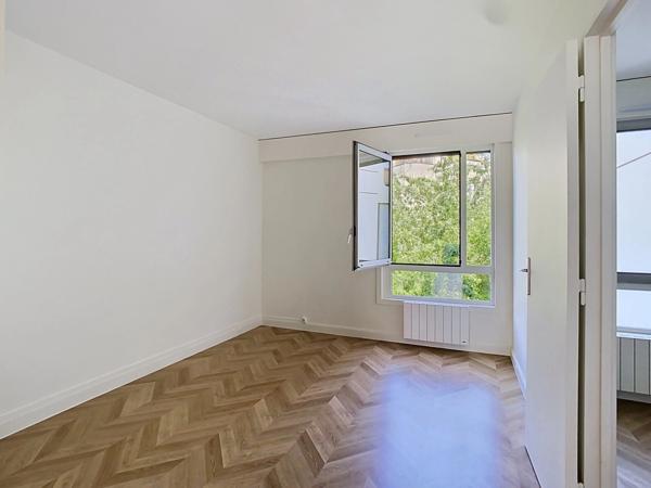 PORTE DOREE - BOIS DE VINCENNES - T4 (2 chambres) avec LOGGIA + PARKING + CAVE