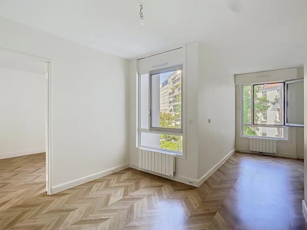 PORTE DOREE - BOIS DE VINCENNES - T4 (2 chambres) avec LOGGIA + PARKING + CAVE