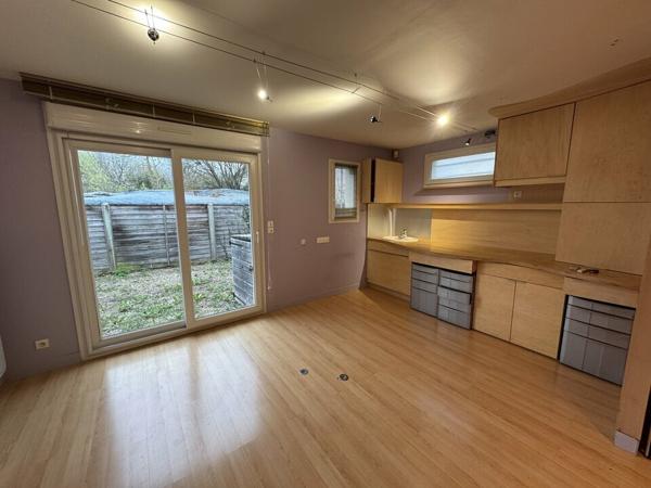VOUVRAY BUREAUX A VENDRE 256 M² TERRAIN 937 M²