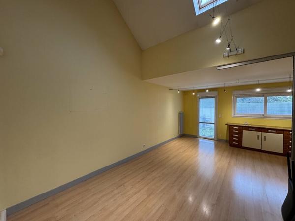 VOUVRAY BUREAUX A VENDRE 256 M² TERRAIN 937 M²