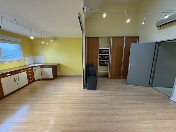 VOUVRAY BUREAUX A VENDRE 256 M² TERRAIN 937 M²