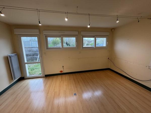 VOUVRAY BUREAUX A VENDRE 256 M² TERRAIN 937 M²