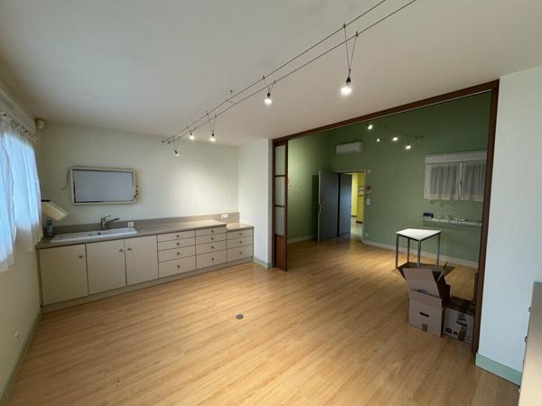 VOUVRAY BUREAUX A VENDRE 256 M² TERRAIN 937 M²