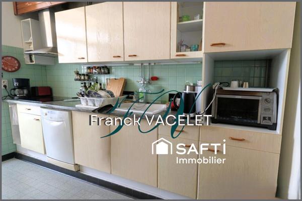 Grande demeure de caractère avec local commercial dans le centre historique