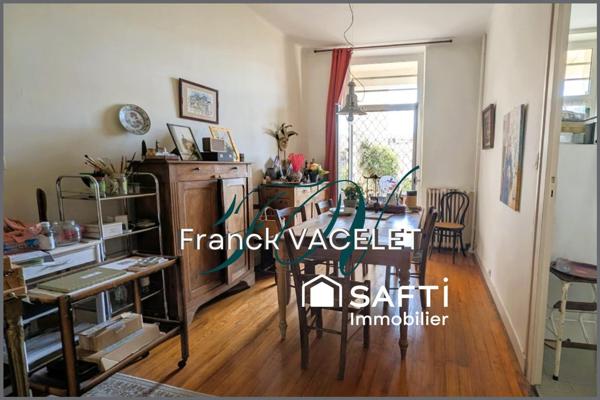 Grande demeure de caractère avec local commercial dans le centre historique