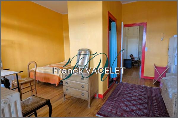 Grande demeure de caractère avec local commercial dans le centre historique