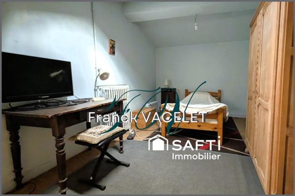 Grande demeure de caractère avec local commercial dans le centre historique