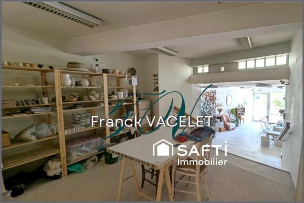 Grande demeure de caractère avec local commercial dans le centre historique