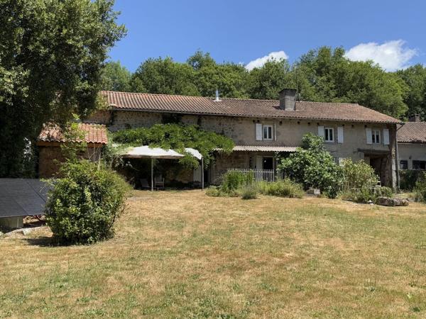 MAISON DE CARACTERE Saint barthelemy de bussiere