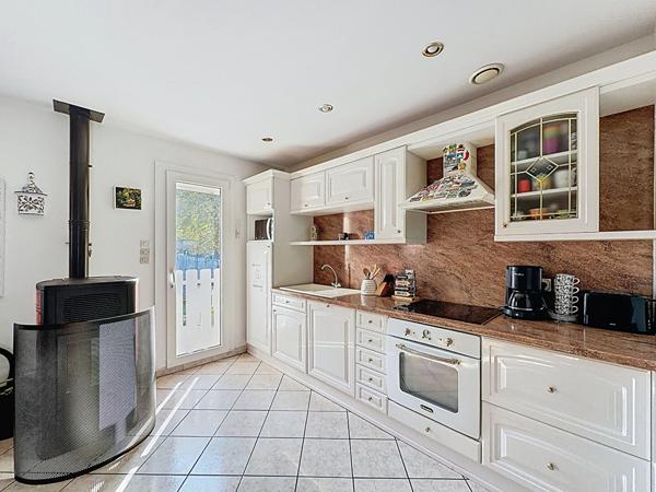 Coup de coeur ! Pavillon indépendant vivable de plain pied, dans le centre ville de Villeparisis - 5 chambres - 1 bureau - jardin et sous-sol total.