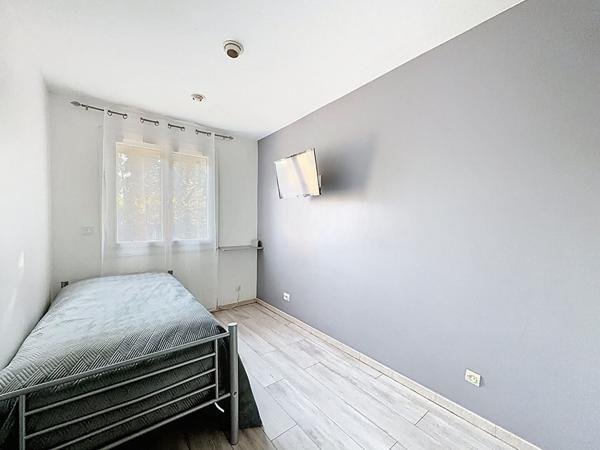 Coup de coeur ! Pavillon indépendant vivable de plain pied, dans le centre ville de Villeparisis - 5 chambres - 1 bureau - jardin et sous-sol total.