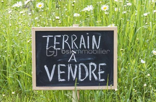 Situé sur la commune recherchée de Saint Jean de Marsacq, découvrez ce beau terrain constructible de près de 1600m², idéal pour concrétiser votre projet de maison.
- Belle superficie offrant de nombreuses possibilités.
- Environnement calme et verdoyant.
- A seulement 25 minutes des plages de Capbreton.
- Terrain non viabilisé.
Ce terrain offre un cadre de vie idéal entre nature et océan, parfait pour une résidence principale ou secondaire.
A visiter rapidement.