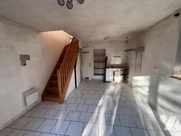 Nouveau mandat, maison en pierre située sur la commune de Douzy comprenant:

- au rez-de-chau...