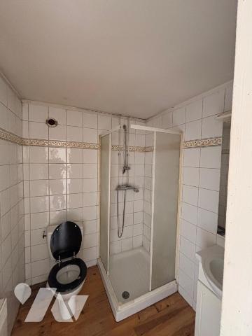 Nouveau mandat, maison en pierre située sur la commune de Douzy comprenant:

- au rez-de-chau...