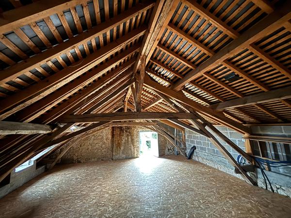 Maison du 19ème en Pierre située dans un environnement calme sur la commune d'Auverse