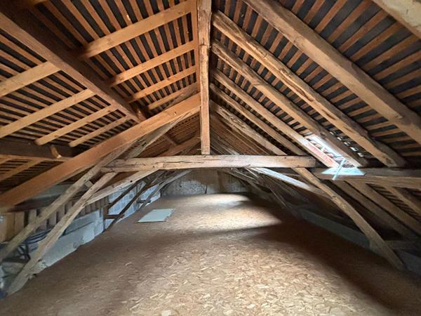 Maison du 19ème en Pierre située dans un environnement calme sur la commune d'Auverse