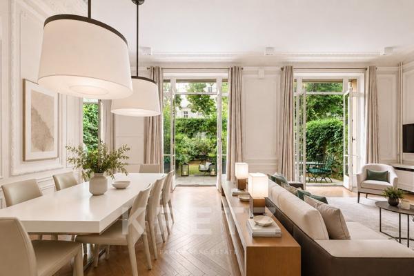 Élégant duplex avec jardin et hammam au cœur du 8e arrondissement