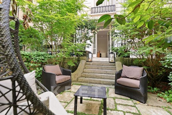 Élégant duplex avec jardin et hammam au cœur du 8e arrondissement