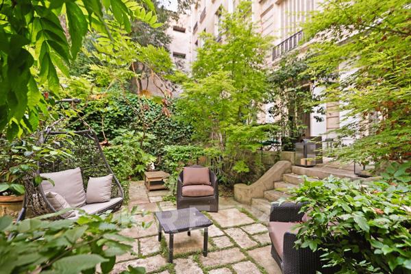 Élégant duplex avec jardin et hammam au cœur du 8e arrondissement