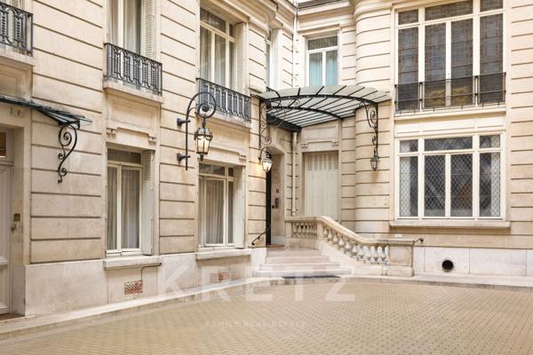 Élégant duplex avec jardin et hammam au cœur du 8e arrondissement