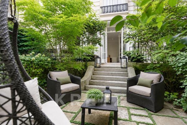 Élégant duplex avec jardin et hammam au cœur du 8e arrondissement