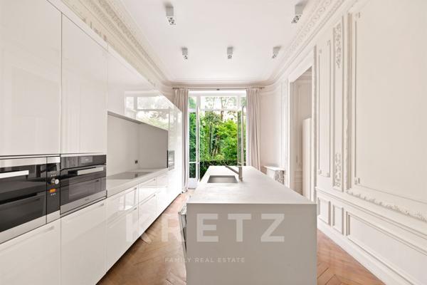 Élégant duplex avec jardin et hammam au cœur du 8e arrondissement