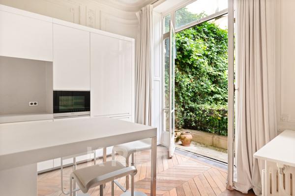 Élégant duplex avec jardin et hammam au cœur du 8e arrondissement