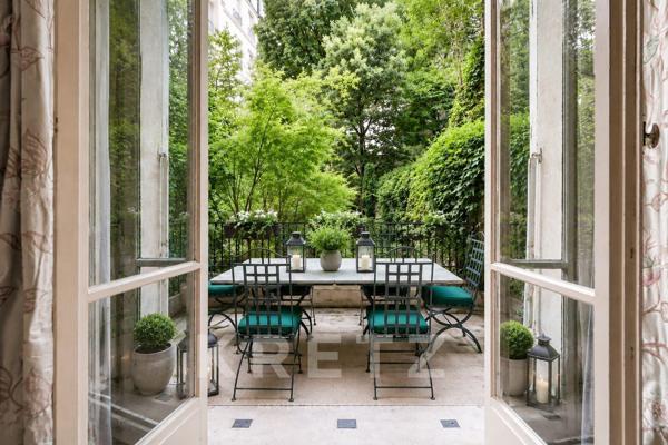 Élégant duplex avec jardin et hammam au cœur du 8e arrondissement
