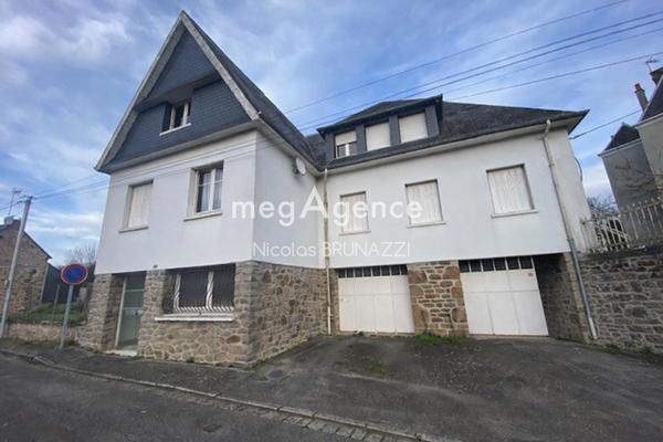 Maison à AMBRIERES-LES-VALLEES, 53300 - 11 pièces 264m²