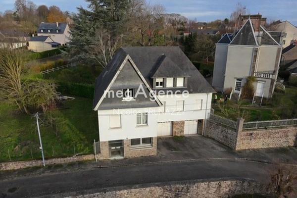 Maison à AMBRIERES-LES-VALLEES, 53300 - 11 pièces 264m²