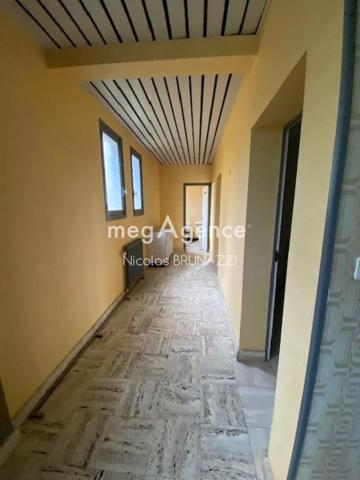 Maison à AMBRIERES-LES-VALLEES, 53300 - 11 pièces 264m²