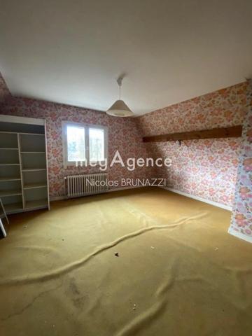 Maison à AMBRIERES-LES-VALLEES, 53300 - 11 pièces 264m²