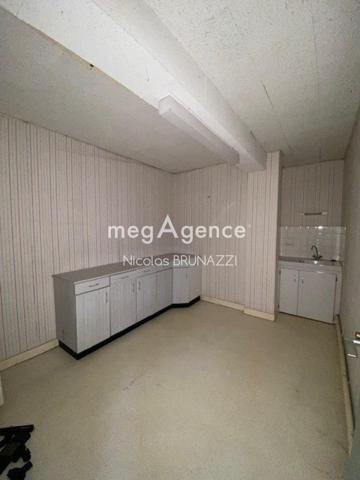 Maison à AMBRIERES-LES-VALLEES, 53300 - 11 pièces 264m²