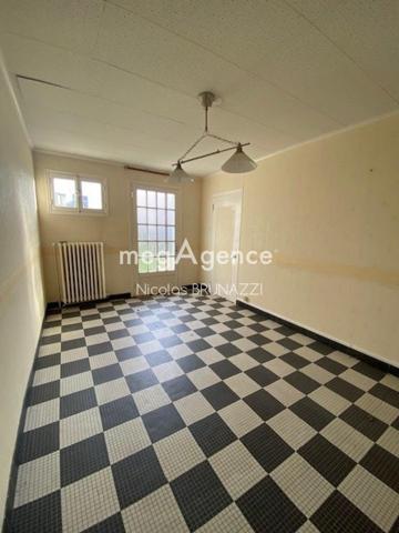 Maison à AMBRIERES-LES-VALLEES, 53300 - 11 pièces 264m²