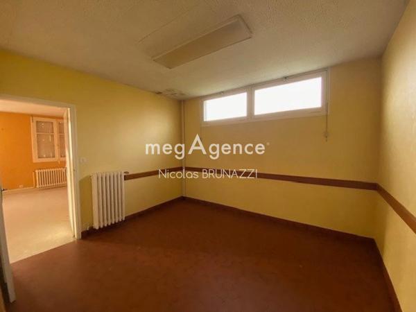 Maison à AMBRIERES-LES-VALLEES, 53300 - 11 pièces 264m²