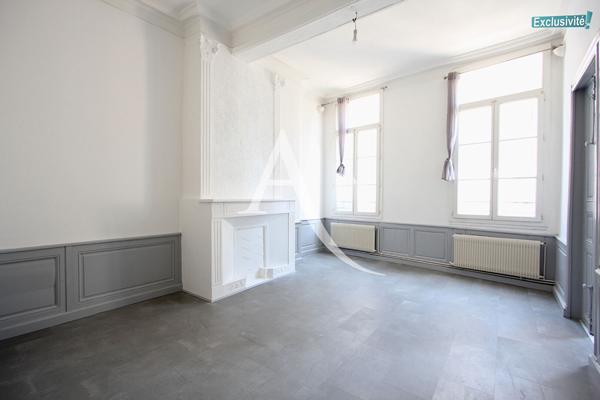 LUMINEUX T3 RÉNOVÉ au 2e étage d'un immeuble ancien, en plein coeur de Montpellier