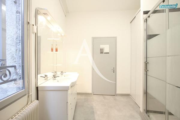 LUMINEUX T3 RÉNOVÉ au 2e étage d'un immeuble ancien, en plein coeur de Montpellier