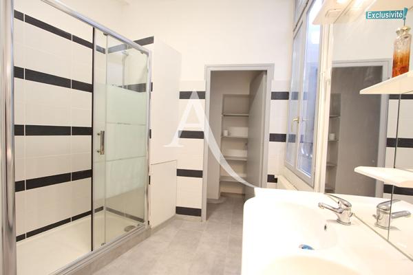 LUMINEUX T3 RÉNOVÉ au 2e étage d'un immeuble ancien, en plein coeur de Montpellier