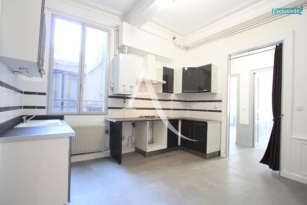 LUMINEUX T3 RÉNOVÉ au 2e étage d'un immeuble ancien, en plein coeur de Montpellier