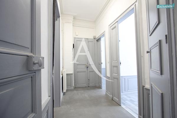 LUMINEUX T3 RÉNOVÉ au 2e étage d'un immeuble ancien, en plein coeur de Montpellier